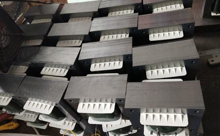 隨著工業(yè)的發(fā)展工業(yè)級(jí)大功率三相穩(wěn)壓器越重要